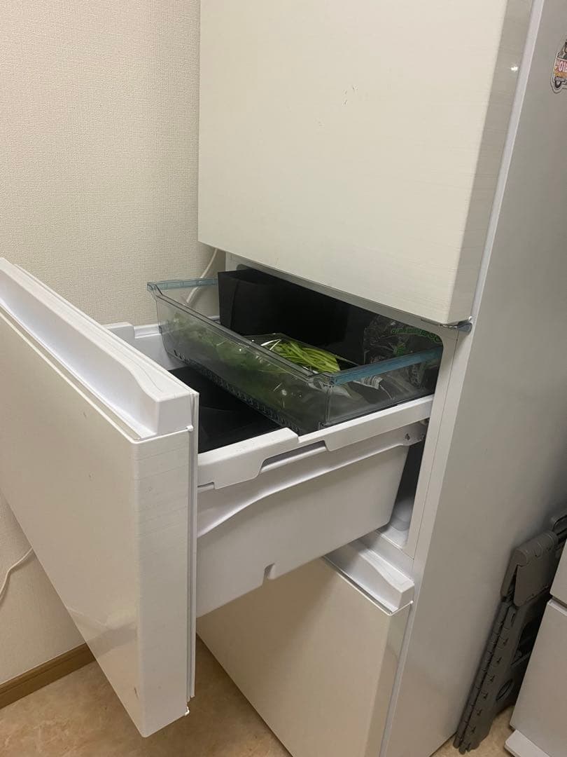 や*ま様 (HURRY 本日の廃棄 )ホワイト 2ドア冷蔵庫 冷凍室下部