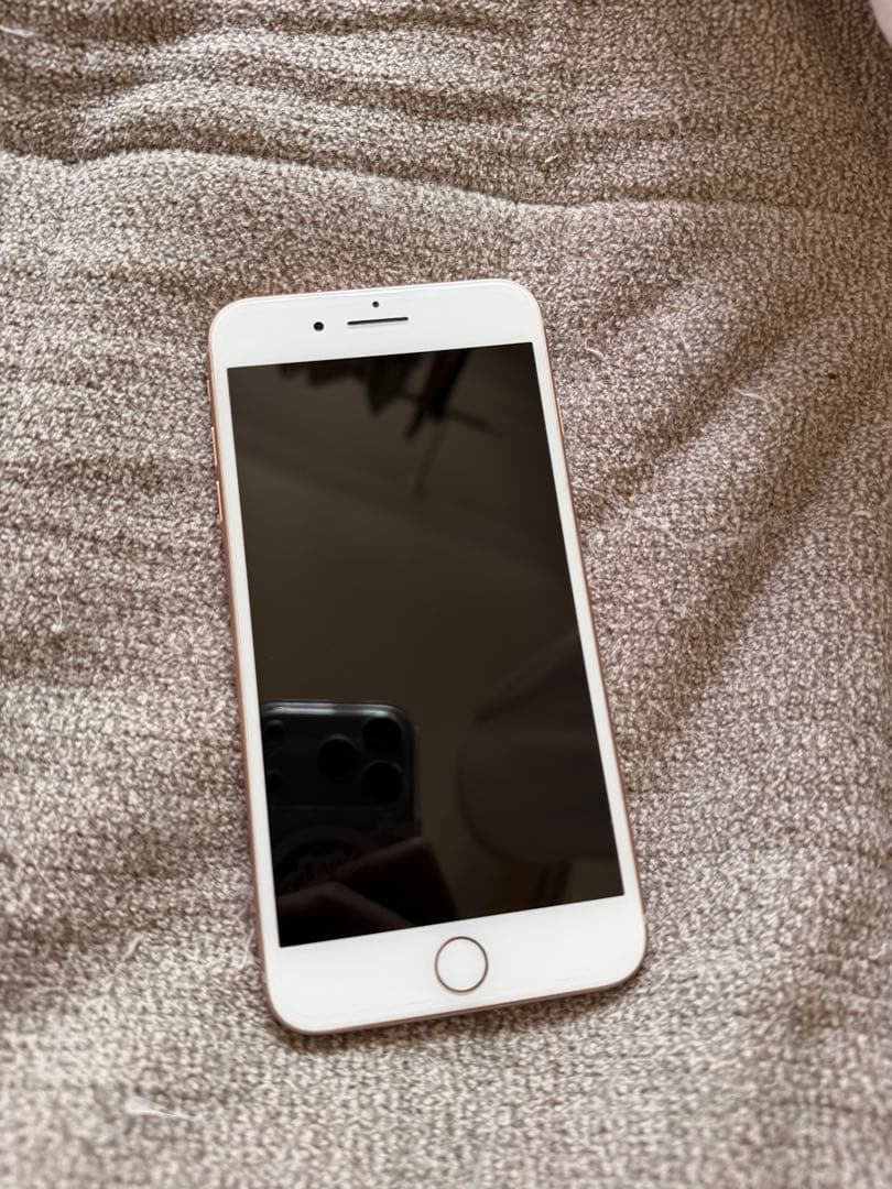 iPhone 8 Plus ゴールドピンク 正面綺麗 背面ひびあり