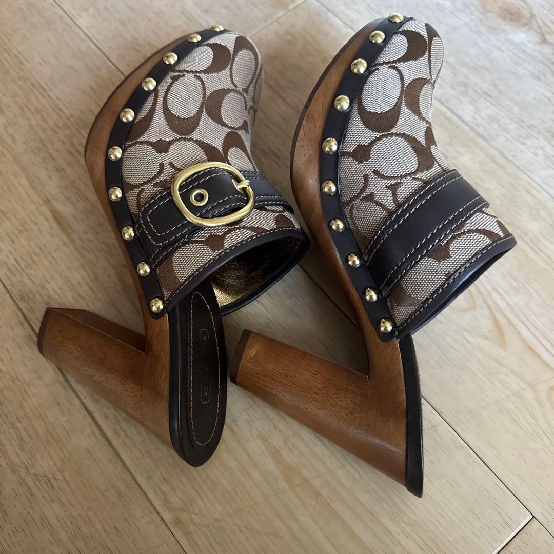 COACH ロゴデザイン サボサンダル　ブラウン　太ヒール　スタッズ付き