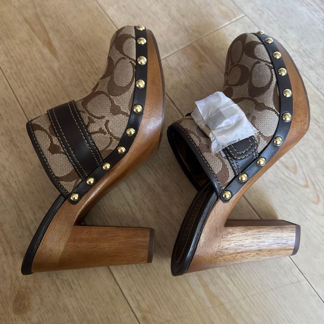 COACH ロゴデザイン サボサンダル　ブラウン　太ヒール　スタッズ付き