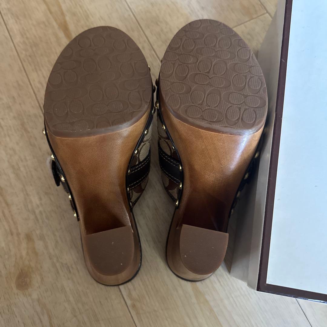 COACH ロゴデザイン サボサンダル　ブラウン　太ヒール　スタッズ付き