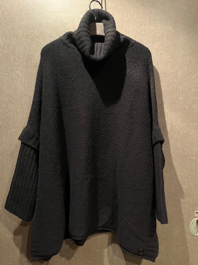 GUCCI BLACKタートルネック 袖付きポンチョ　ニットsize M⭐️