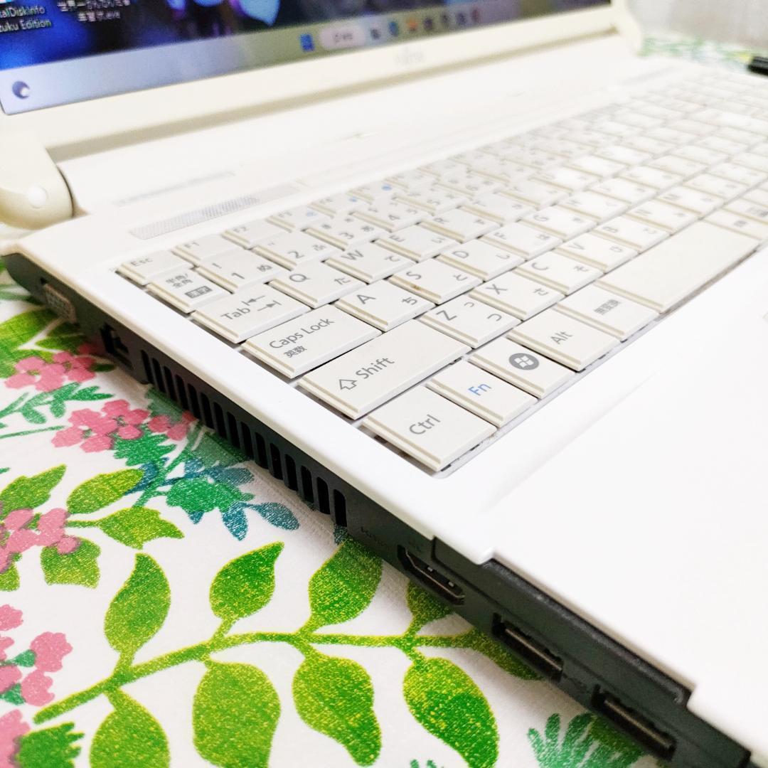 女性初心者の方【Window11高性能ssd】ホワイト✨すぐ使える快適　720