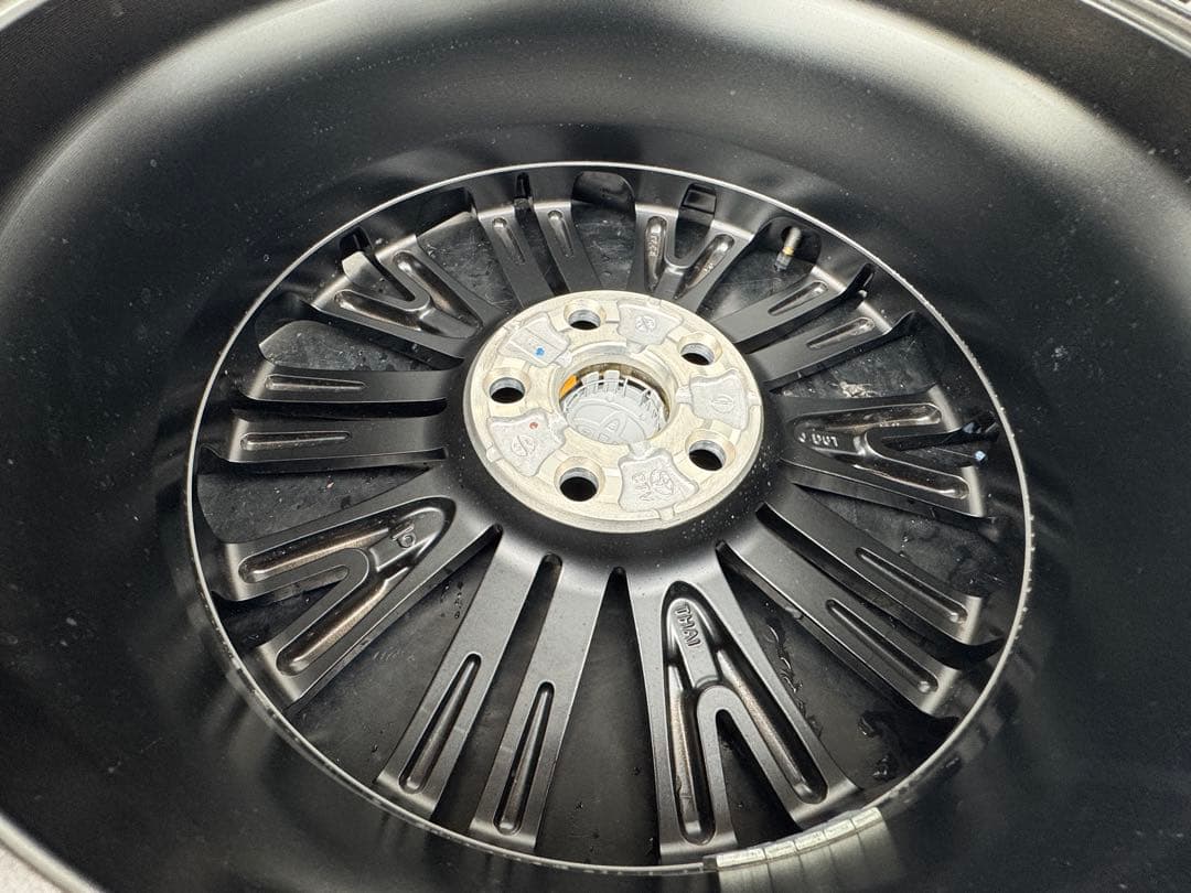 新車外し‼︎　ヤリスクロスZ 純正 18インチホイール　センターオーナメント付　②