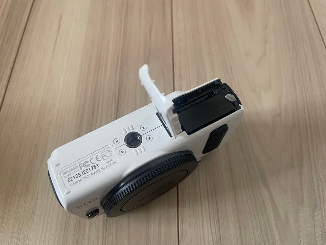 【週末限定値下げ】Canon EOS M（ホワイト）・ダブルレンズキット