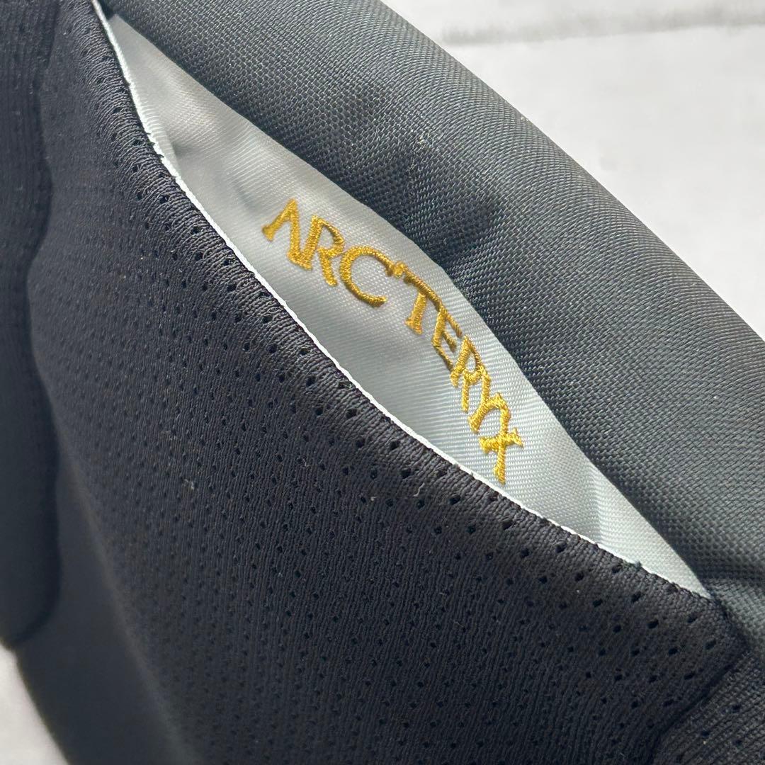 アークテリクス マンティス2 ブラック×ゴールドロゴ