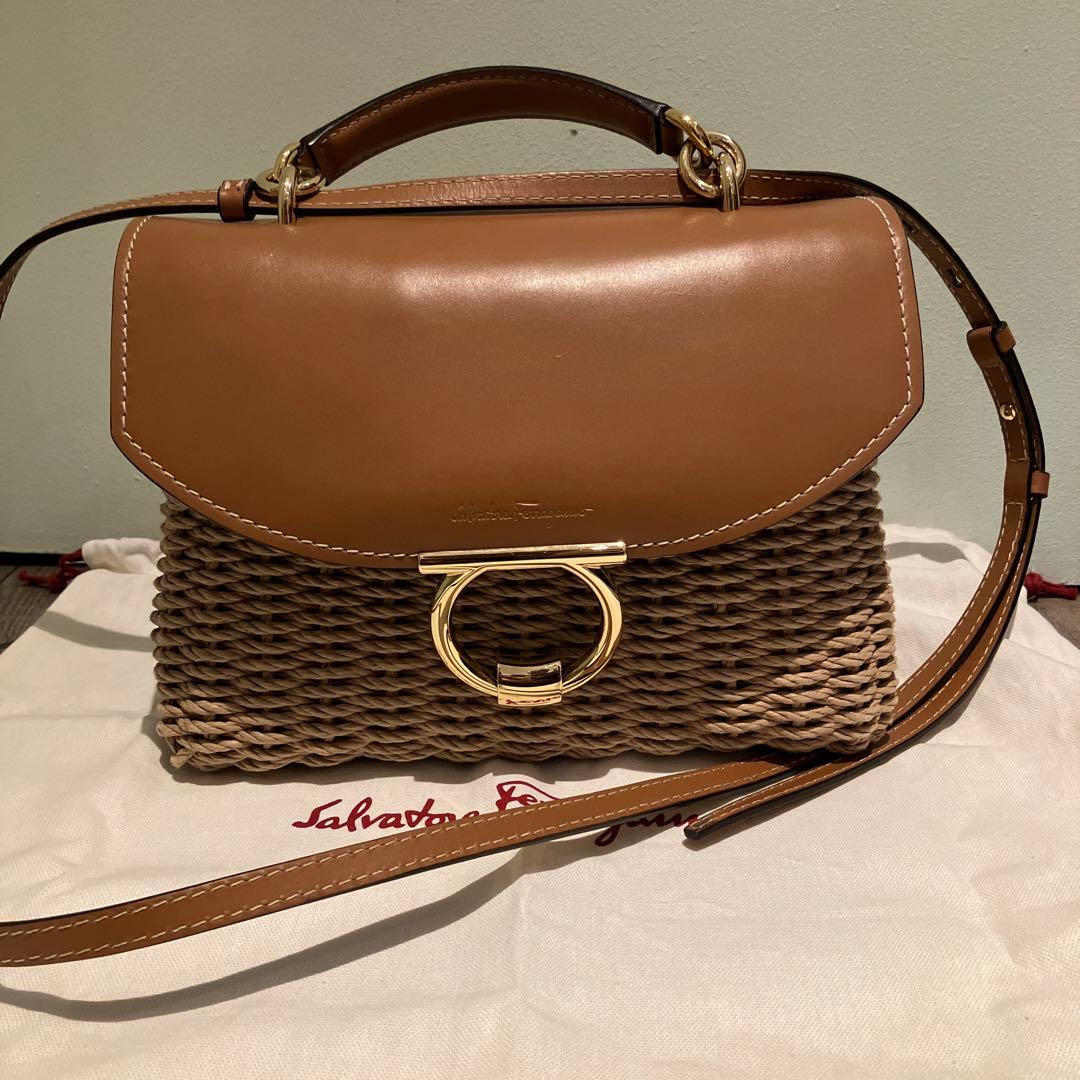 美品　フェラガモ　カゴバック