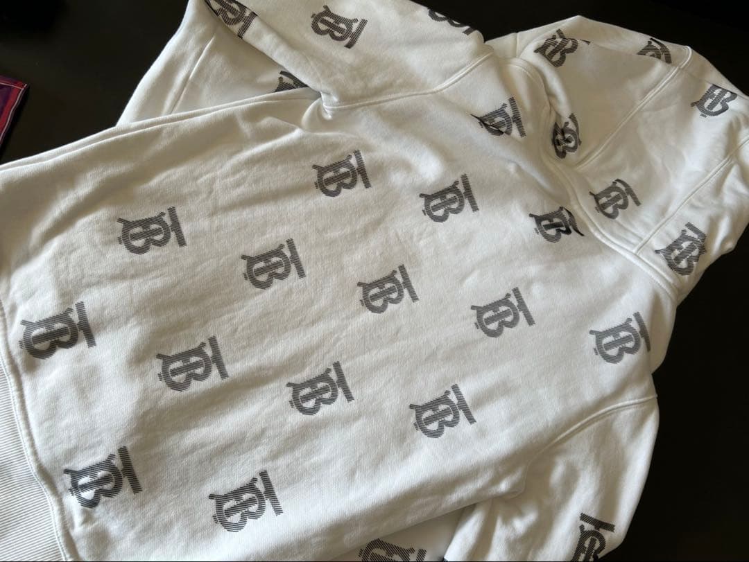 ロゴプリント フード付きパーカー ホワイト