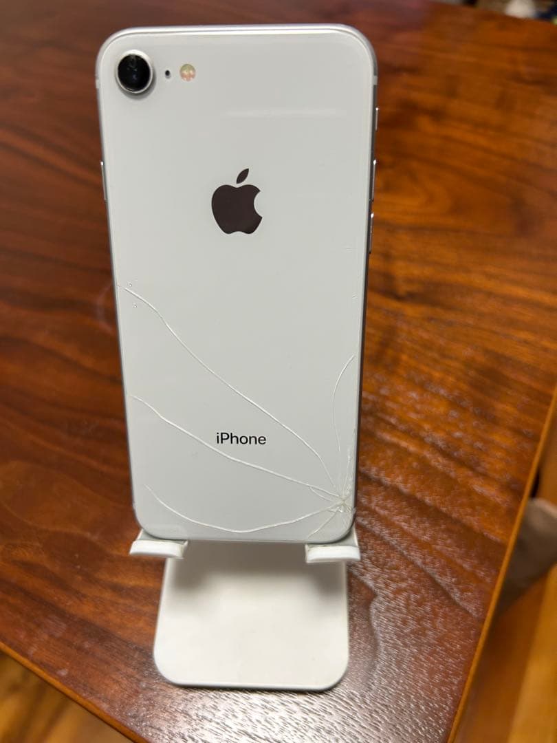 iPhone 8 ホワイト 背面ひび割れ　64GB