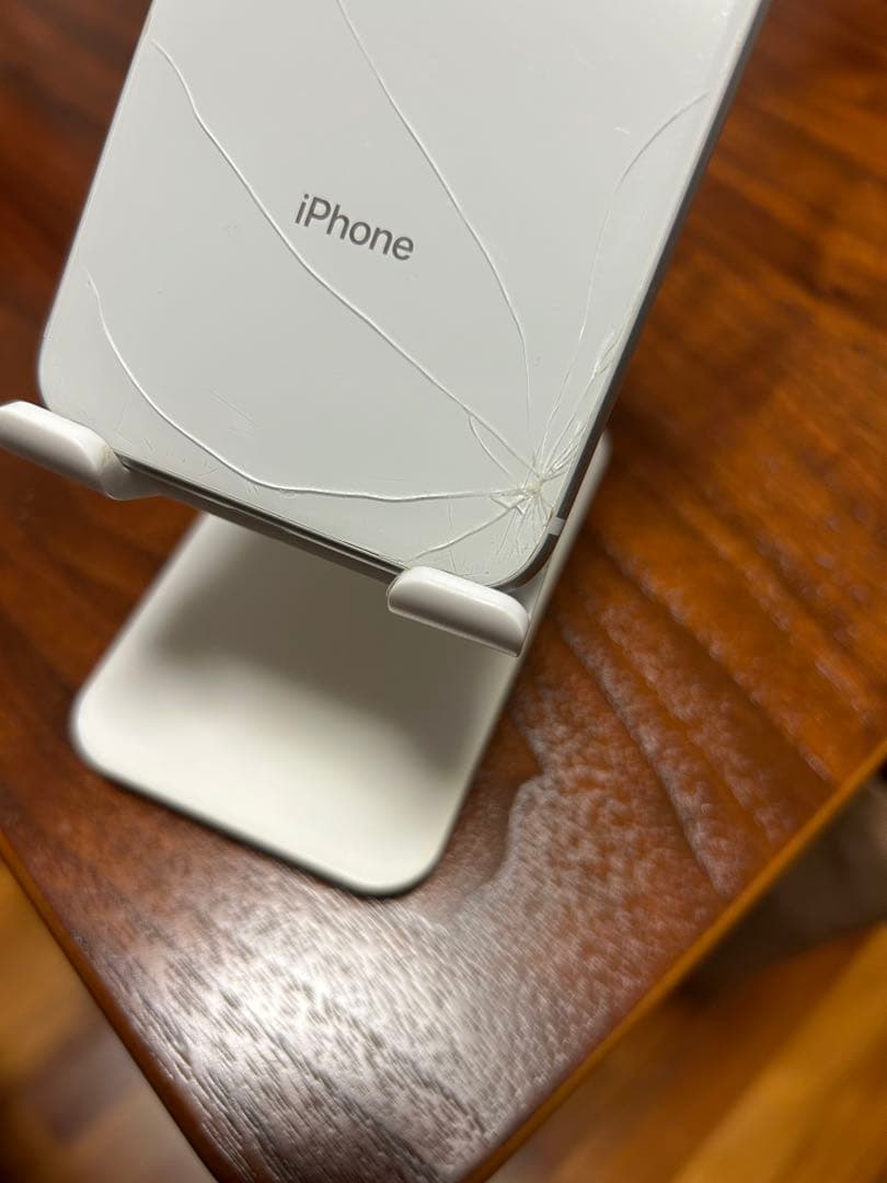 iPhone 8 ホワイト 背面ひび割れ　64GB