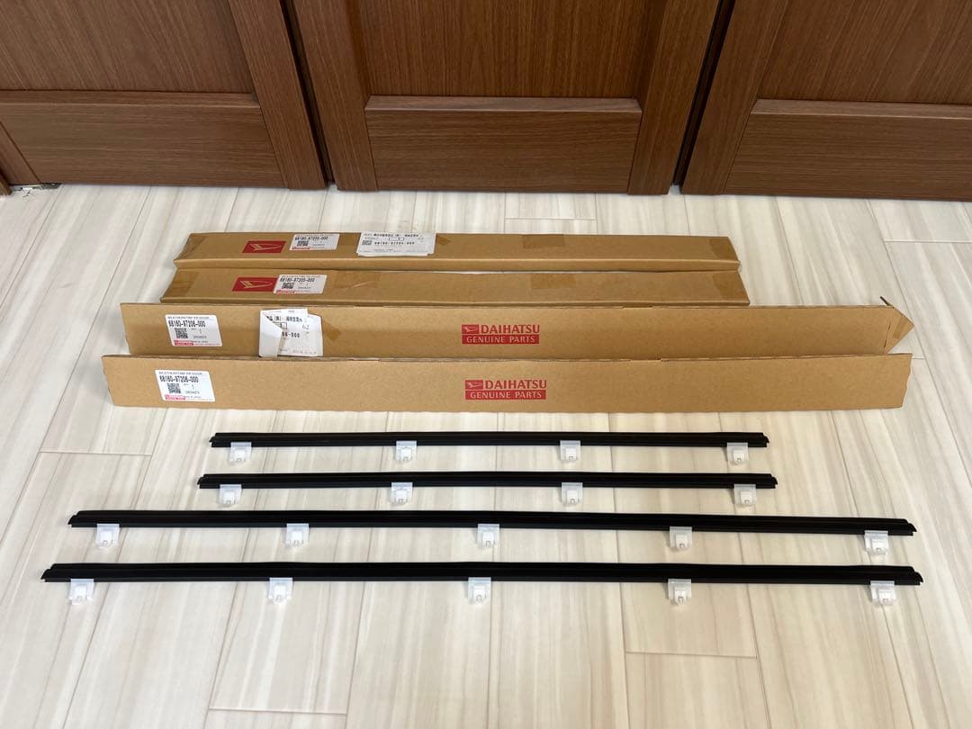 新品 希少 ダイハツ ミラジーノ ミラ L700 水切りモール 前後ドア用