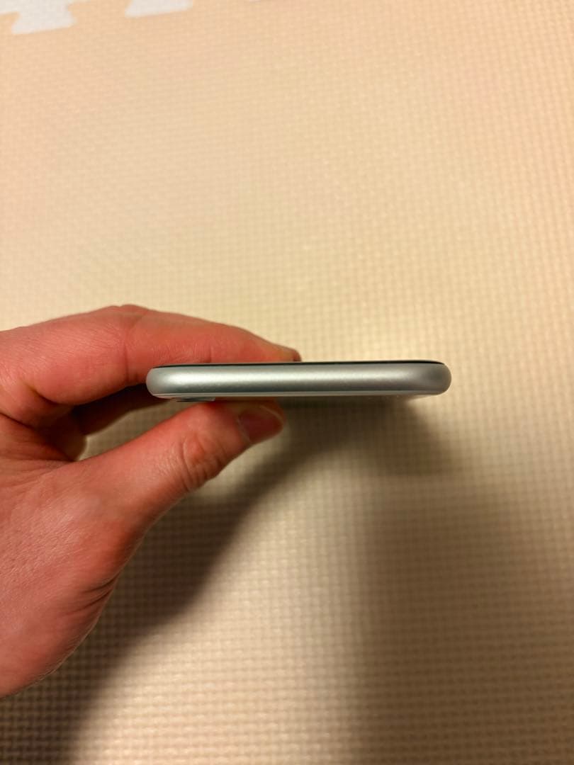 Apple iPhone SE 第2世代　ホワイト