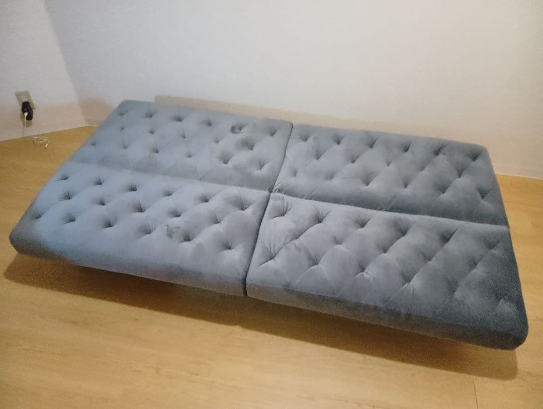 〜3/31迄：LOWYA ベロア調3人掛けソファー