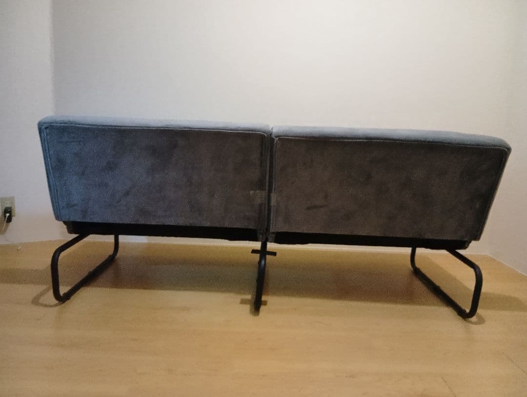 〜3/31迄：LOWYA ベロア調3人掛けソファー