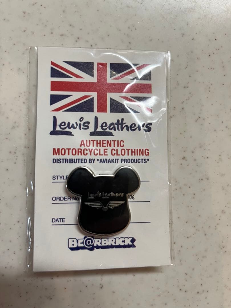 ルイスレザー ピンバッジ BE@RBRICK×LewisLeathers