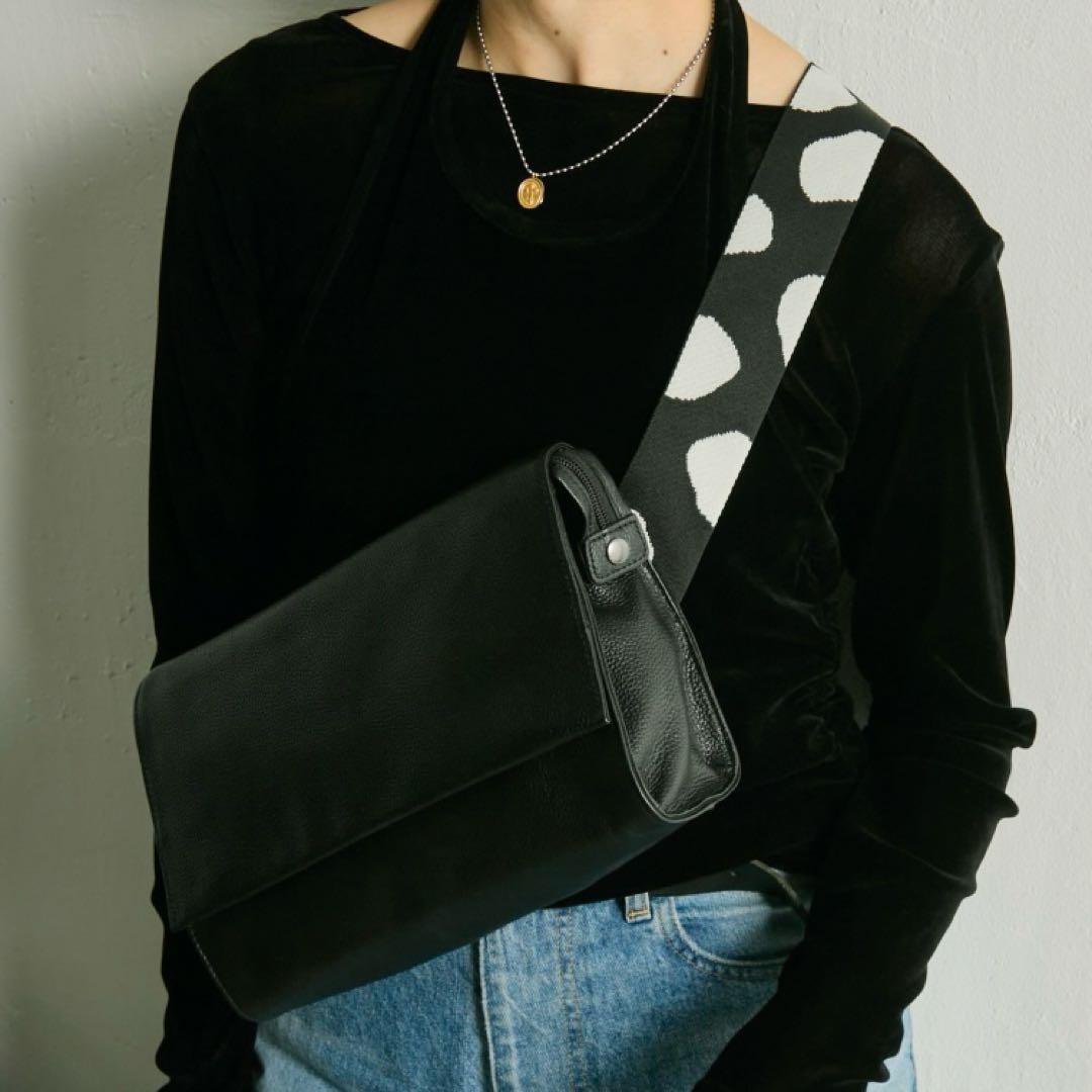 イアパピヨネ　ワイドテープショルダーバッグ　ボディバッグ　ダルメシアン柄