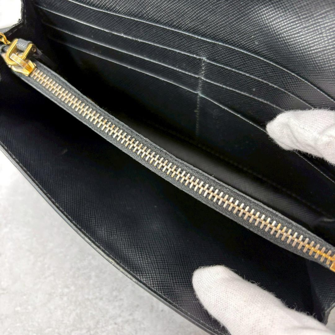 プラダ 長財布 メタルロゴ サフィアーノレザー パスケース付き 黒 レター型