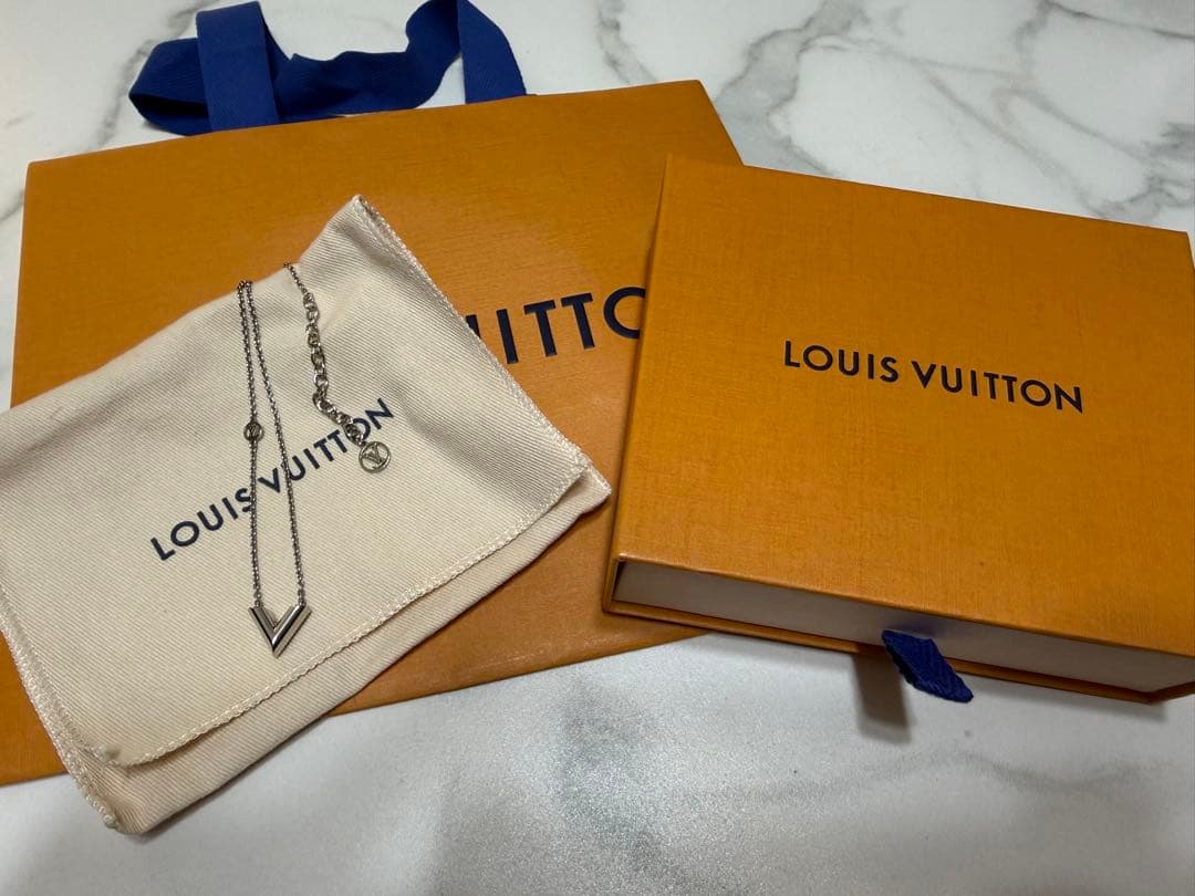 LOUIS VUITTON V字型ネックレス　ルイヴィトン