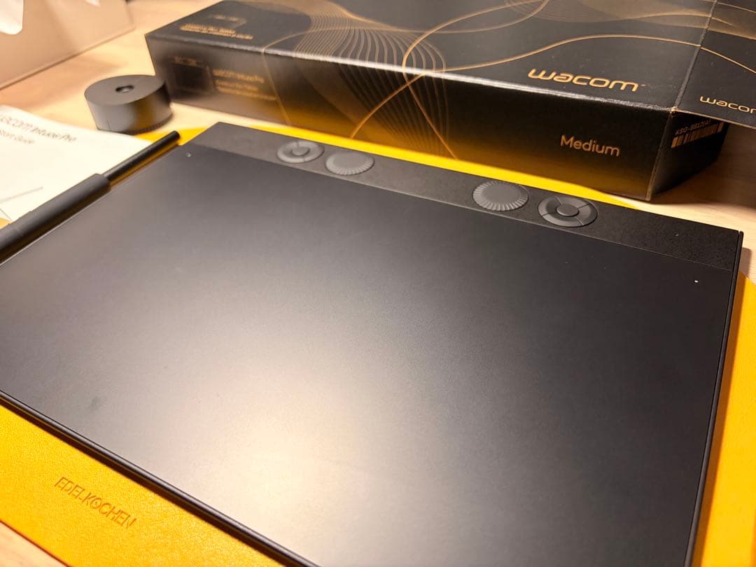 液タブ・ペンタブ Wacom Intuos Pro Medium (PTK 670)