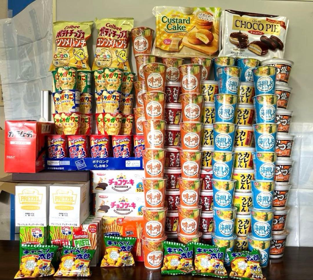 カップ麺とお菓子の販売です。