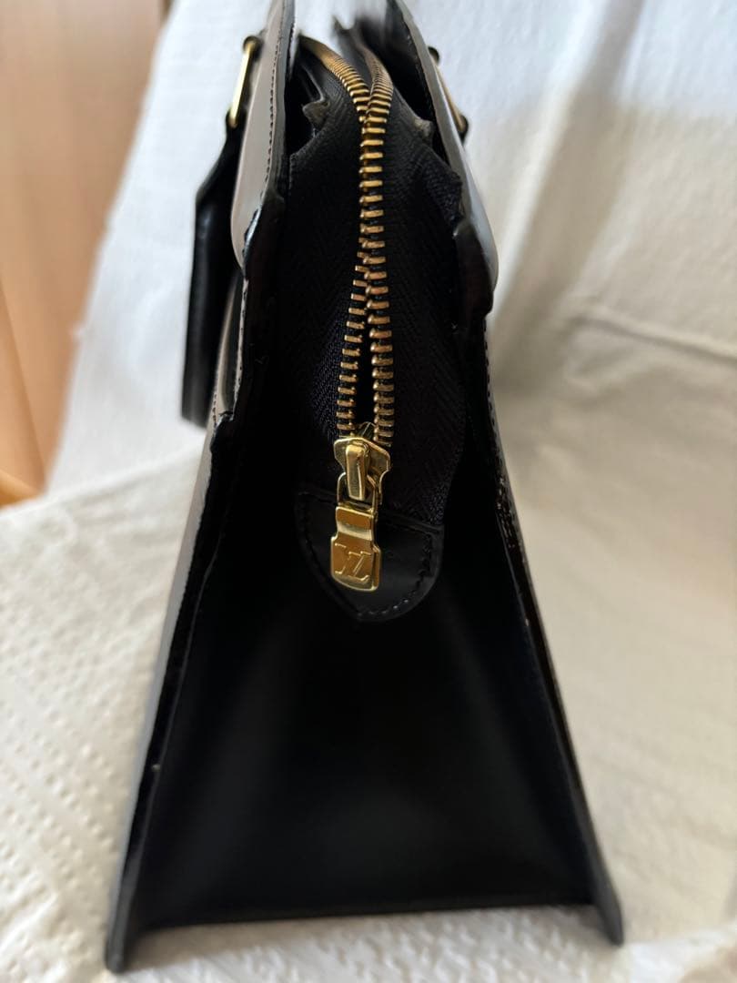 Louis Vuitton エピレザー ブラック ビジネスバッグ