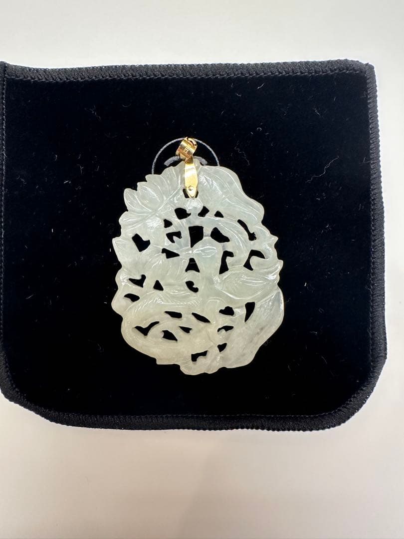 白翡翠　彫刻　ペンダントトップ　k18