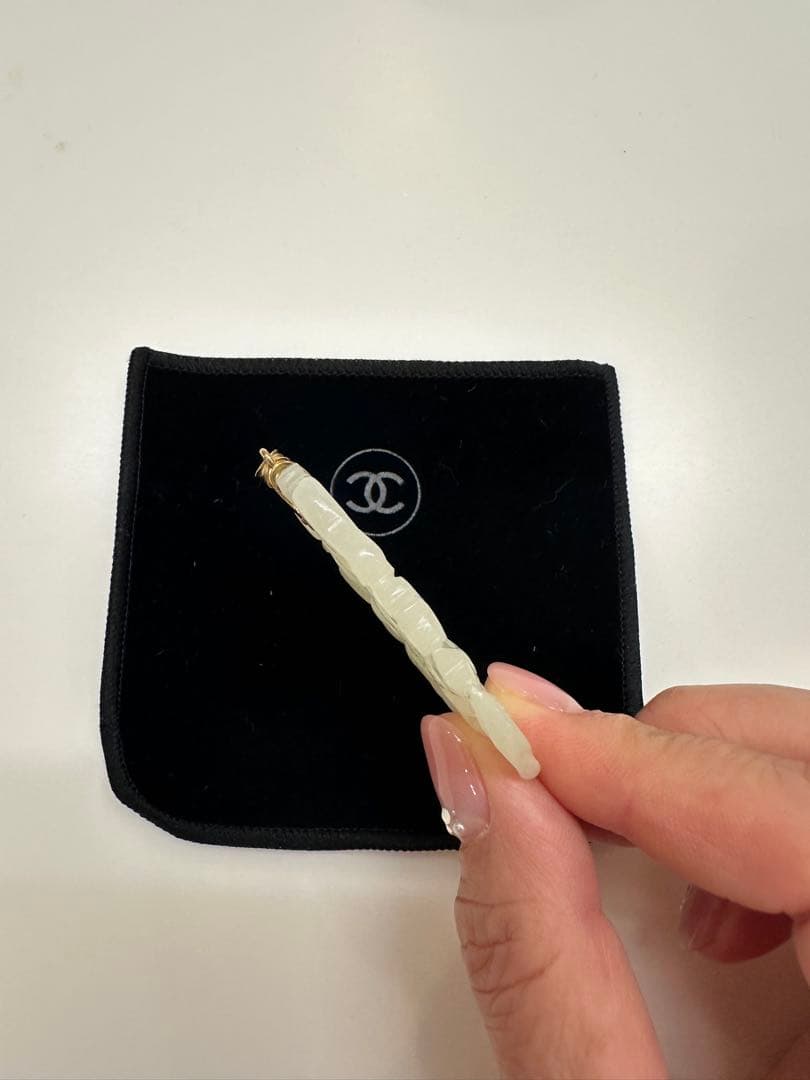 白翡翠　彫刻　ペンダントトップ　k18