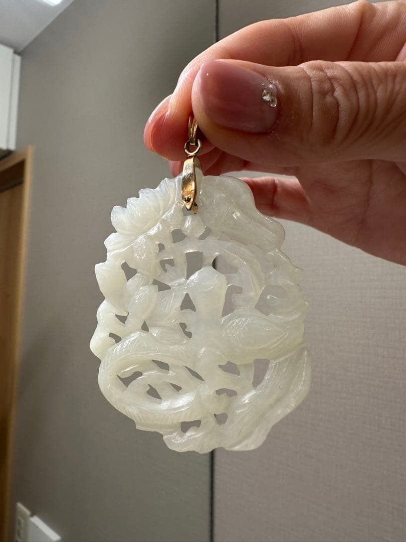 白翡翠　彫刻　ペンダントトップ　k18