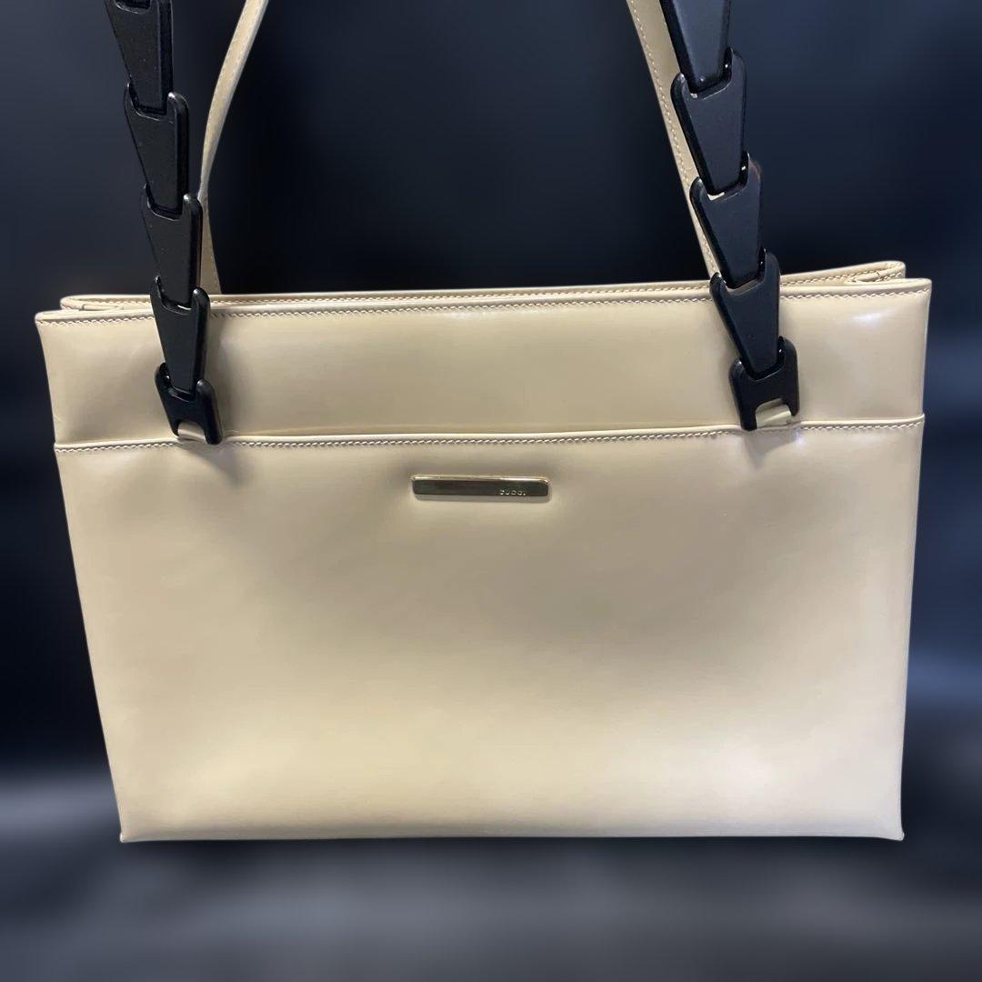 GUCCI グッチ　パテントレザートートバッグ ベージュ　黒いハンドル付き