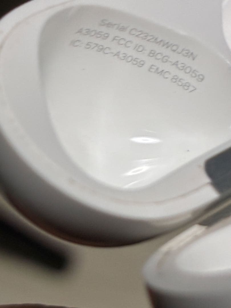 和*斐様 AirPods4 中古品　ノイズキャンセル