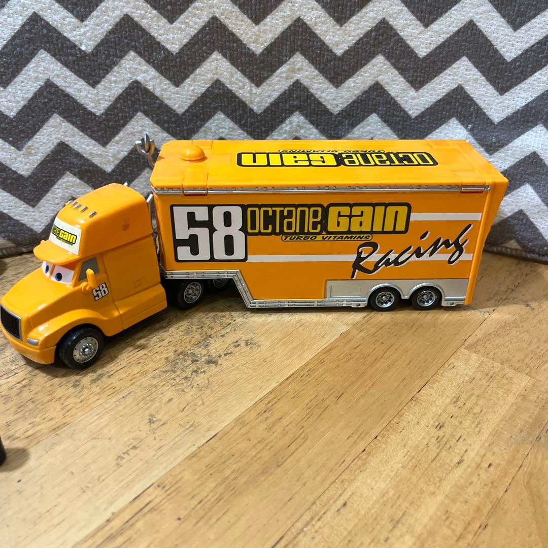マテル　カーズ　オクタンゲイン 58 ハウラーとピットクルーセット