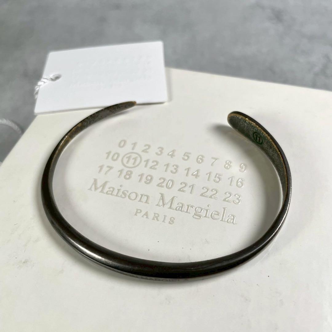美品⭐️メゾンマルジェラ ナローブラスバングル ブランドロゴ型押し シルバー