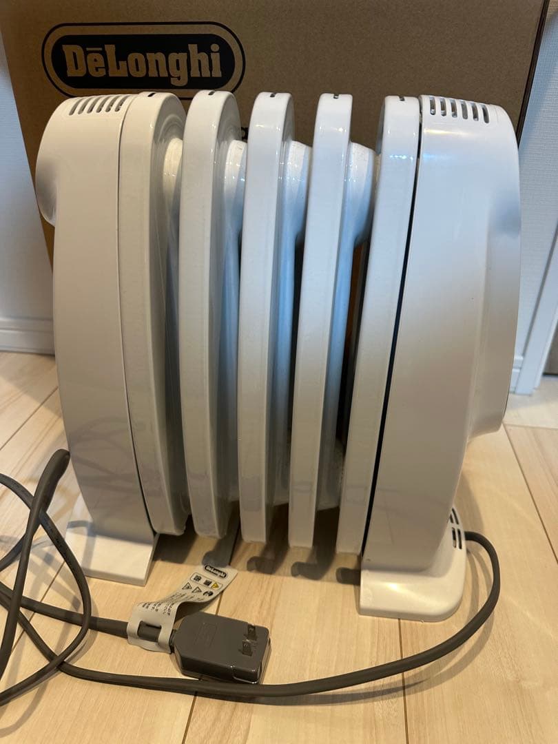 【美品】　DeLonghi デロンギ　ミニオイルヒーター　NJ0505E