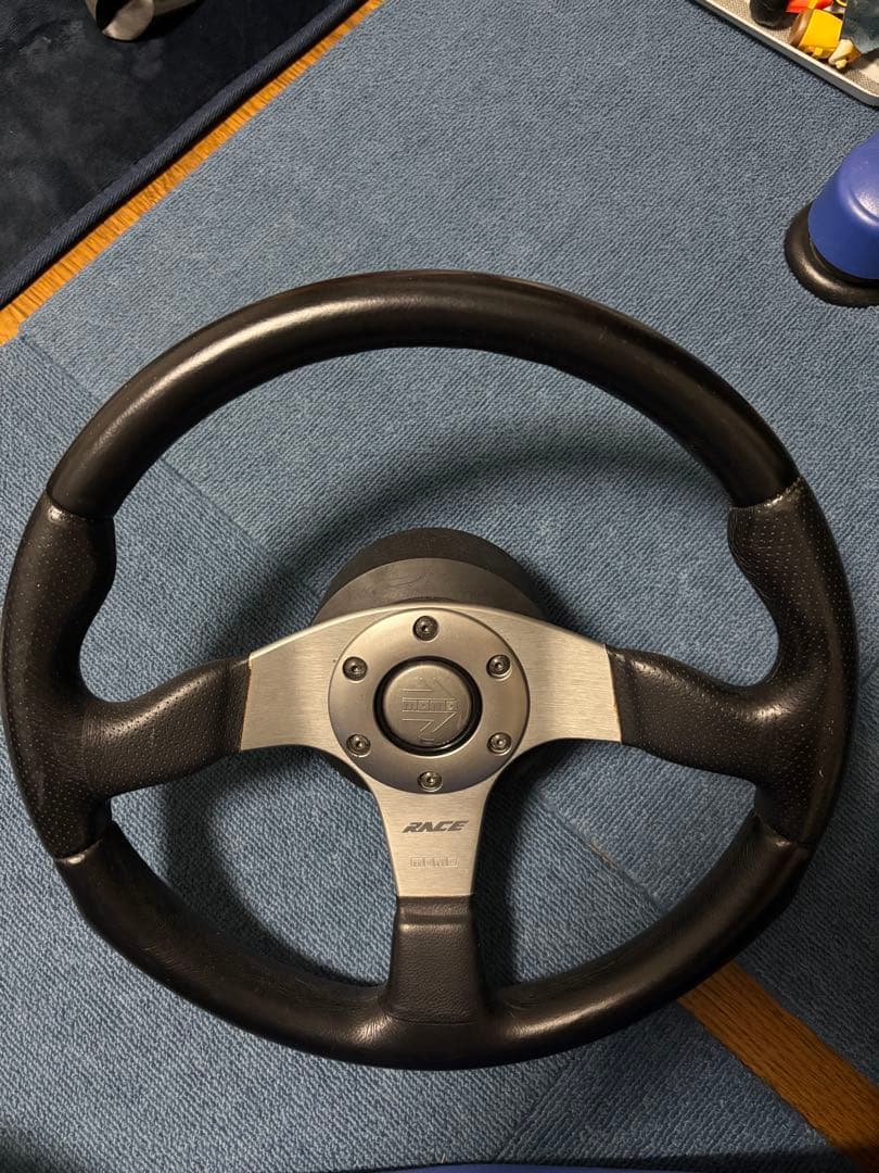 Momo ステアリング・ハンドル 直接取りに来れる方は1万円でお譲り致します
