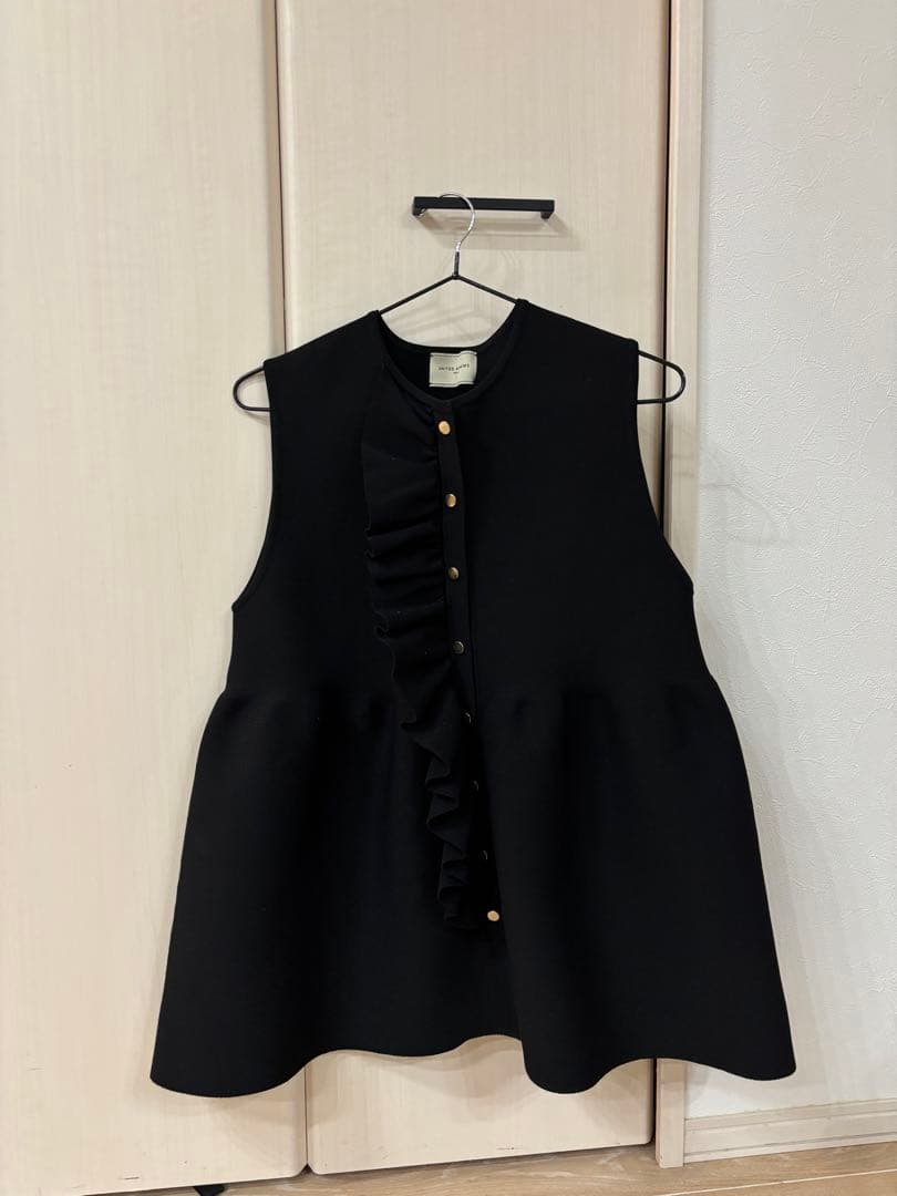 UNITED ARROWS 黒 フリルノースリーブベスト