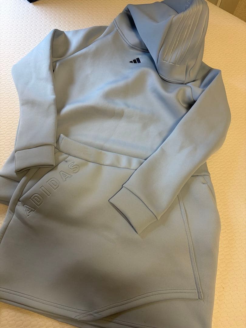 adidas フード付き　スカート セットアップ　ライトブルー