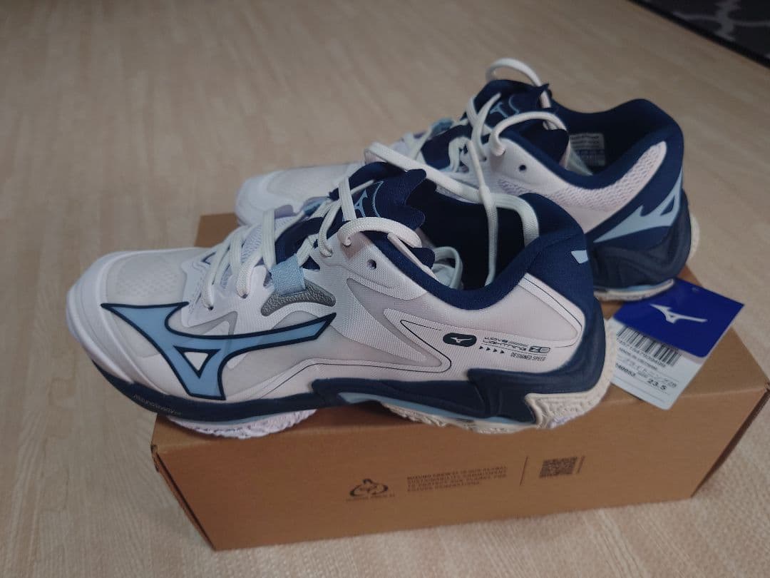 ミズノウェーブライトニング 23.5