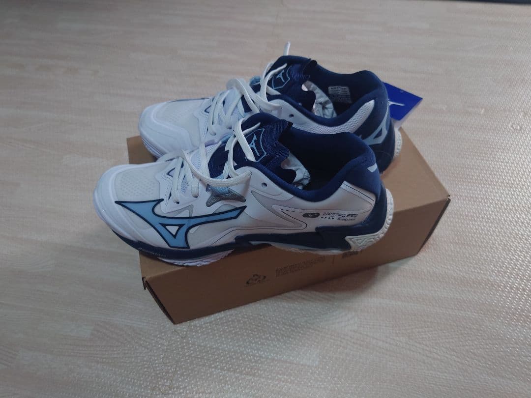 ミズノウェーブライトニング 23.5