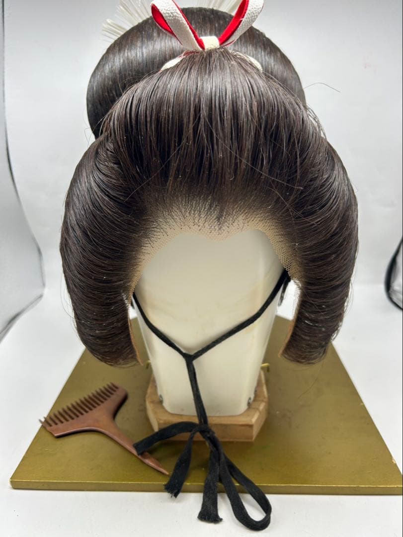 伝統的なダークブラウンウィッグ