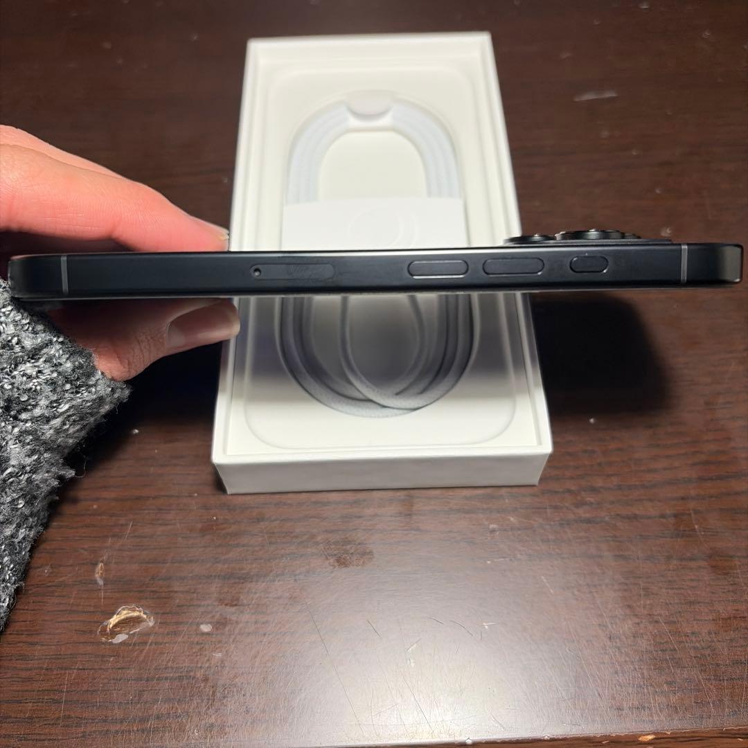 極美品　iPhone 16 pro ブラック　128GB