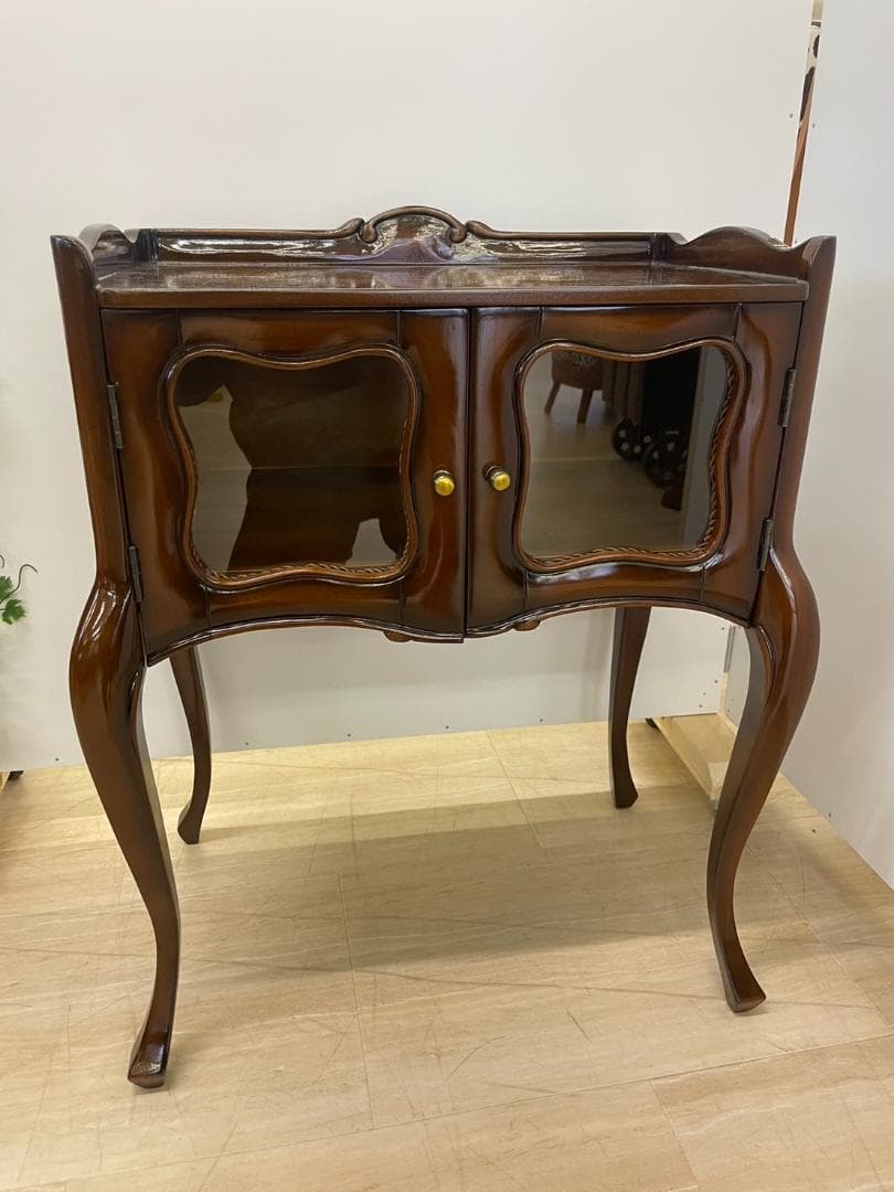 マホガニー　両開きガラスキャビネット　アンティーク　キャビネット　輸入家具　収納