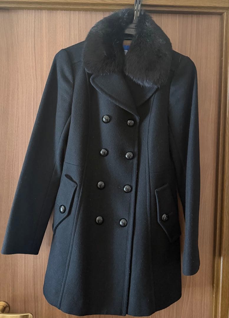 バーバリーブルーレーベルファー襟付き黒ウールコート