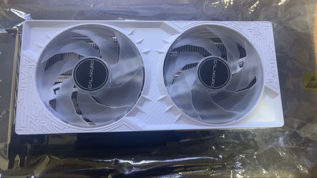 玄人志向　GK-RTX5060Ti-E8GB/WHITE/DF 白グラボ