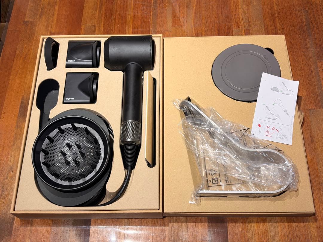 ヘアドライヤー Dyson supersonc ionic Black