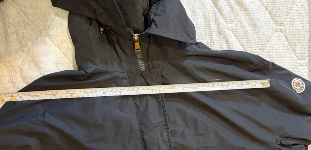 モンクレール　フード付き黒ジャケット