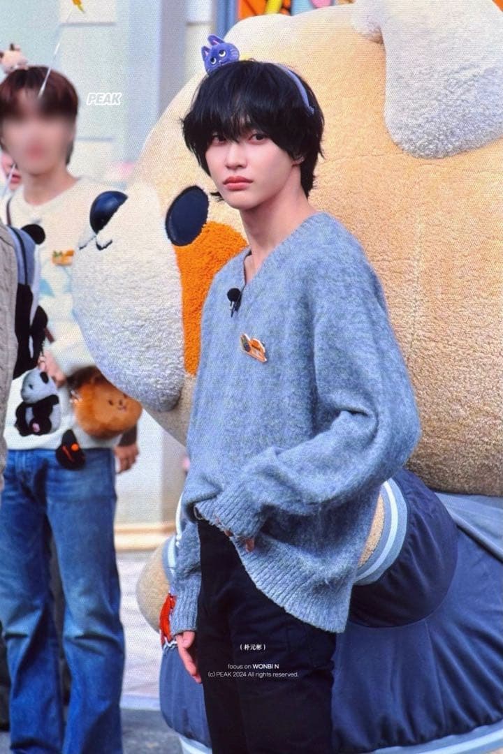 HEUTE モヘアＶネックニット　RIIZEウォンビン着用