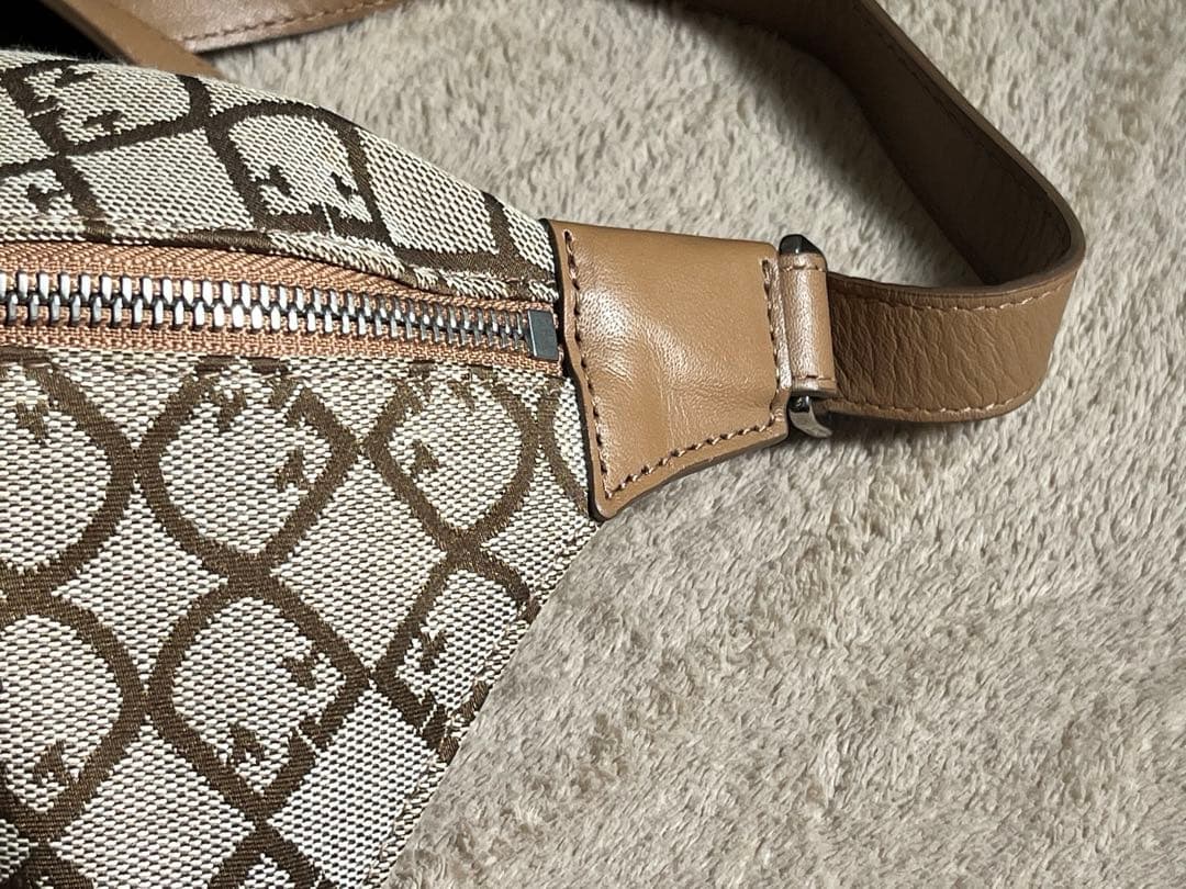 【土日限定値下げ】美品　FURLA ボディーバック