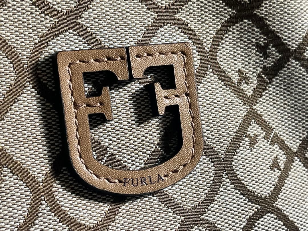 【土日限定値下げ】美品　FURLA ボディーバック