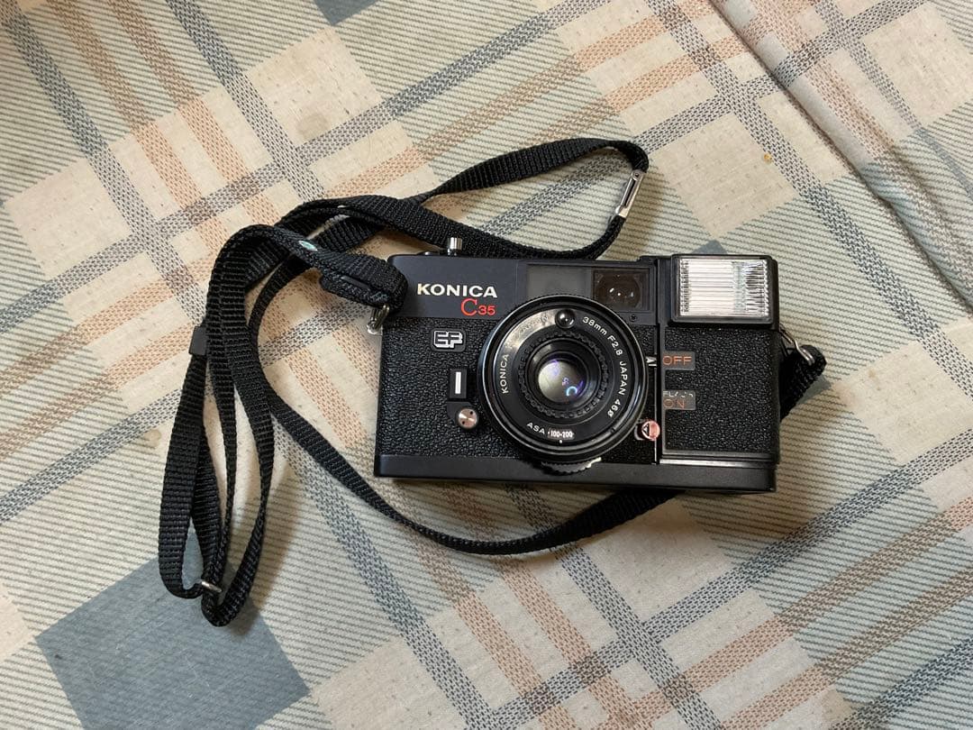 コニカ　C 35 EF。フイルム式コンパクトカメラ。【美品、ミノルタとの合併前】