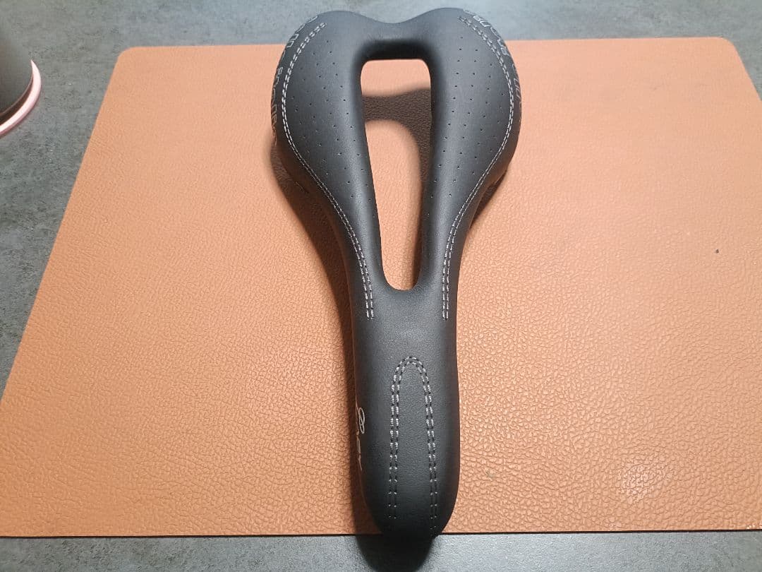 セライタリア サドル　 SLR Lady カーボン